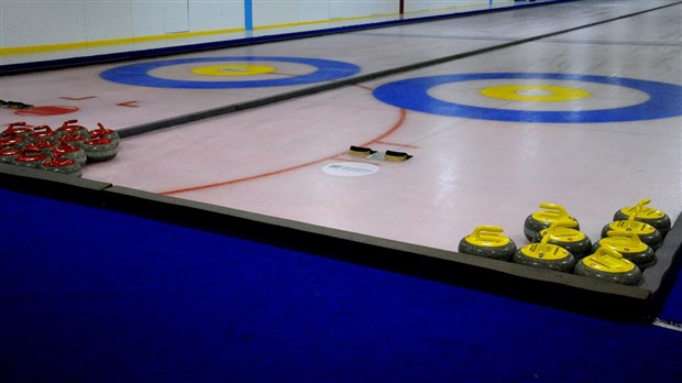 Quatre joueurs élites de curling prodiguent des conseils lors du Festival de curling de Saint-Honoré