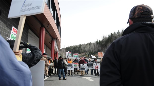 Une centaine de manifestants s'oppose à la création d'un registre québécois d'armes à feu