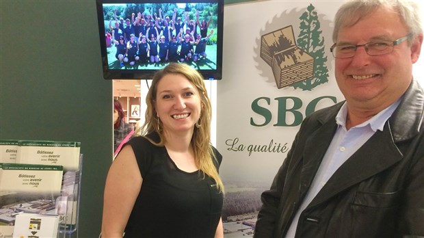 Le maire de Saint-Prosper en mode séduction à la Foire de l’emploi Beauce-Etchemins