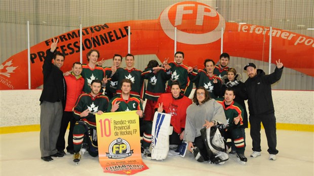 L'équipe de la CSBE remporte la classe « participation » du 10e Rendez-vous provincial de hockey sur glace