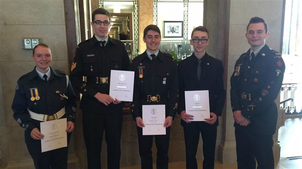 Des cadets de Saint-Georges reçoivent le Prix du Duc d'Édimbourg