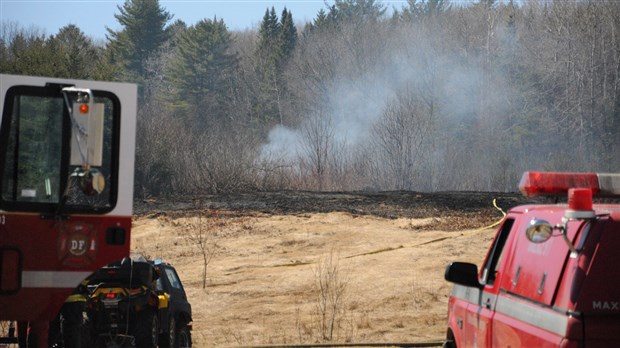 Incendie dans une cour arrière à Notre-Dame-des-Pins