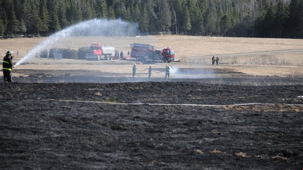 Le feu ravage un champ à Saint-Jules