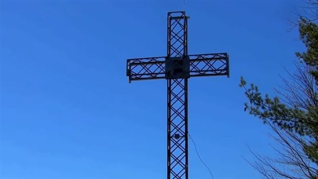 Normand DeLessard présente des images de la croix lumineuse de Beauceville