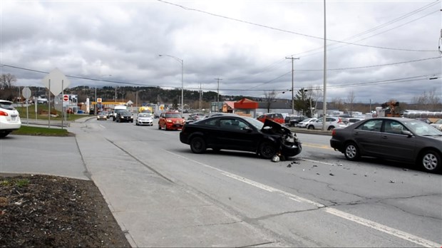 Un accident matériel cause des problèmes de circulation sur le boulevard Lacroix