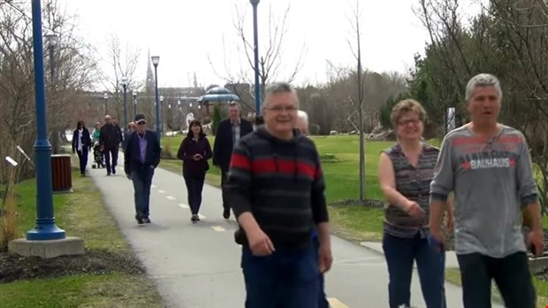 Normand DeLessard présente des images de la marche Parents d'Anges 2016