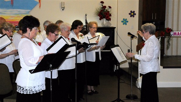 Le spectacle-bénéfice de la chorale « La Joviale » au profit des Surbookées du désert est un succès