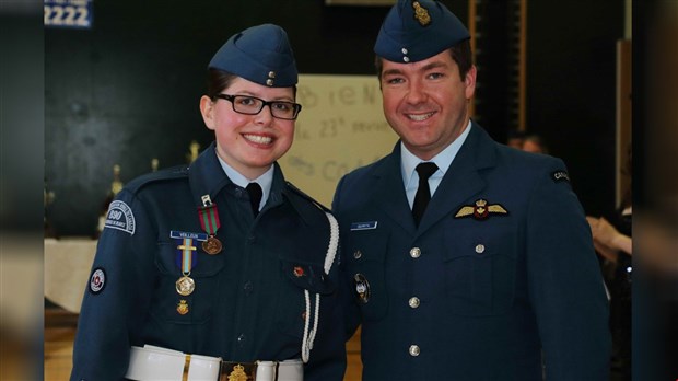 La cadette Mélanie Veilleux reçoit la médaille Strathcona lors de la revue annuelle des cadets de l'air