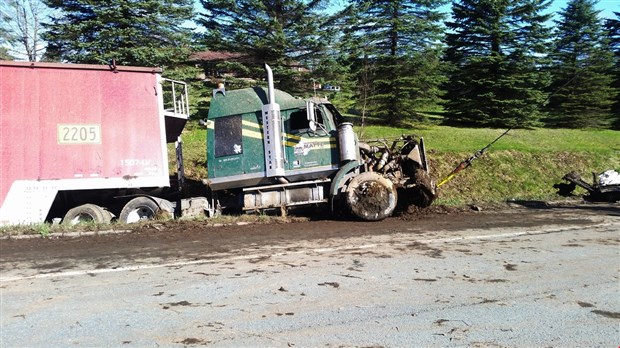 Sortie de route d'un camion semi-remorque à Lingwick