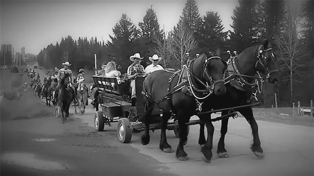 Normand DeLessard présente des images de la randonnée à cheval de Saint-Simon