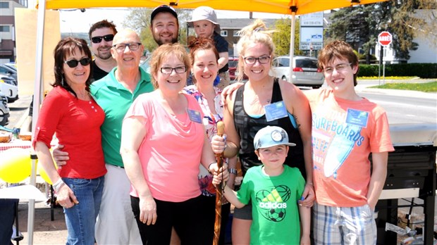 Une vente de hot-dogs permet d'amasser plus de 500 $ pour le Centre de prévention du suicide Beauce-Etchemin