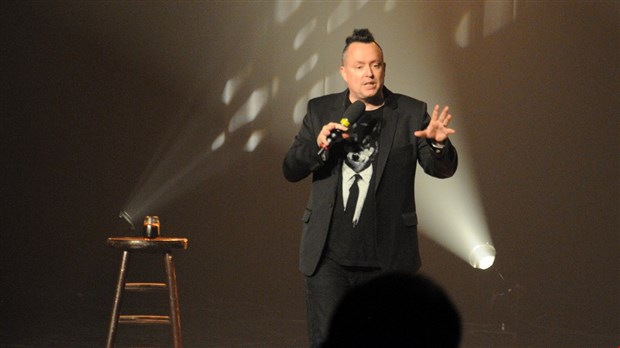 Le sarcasme mordant de Mike Ward séduit les spectateurs