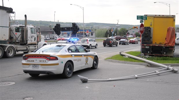 Un camion fait tomber un lampadaire sur le boulevard Lacroix à Saint-Georges
