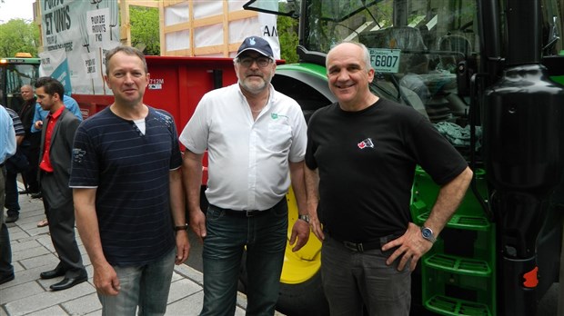 Les producteurs de lait partent manifester à Ottawa en tracteur