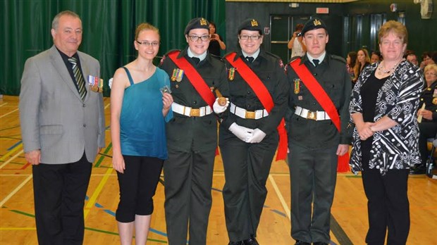 Plusieurs cadets sont honorés lors de la 54e revue annuelle du Corps 2680