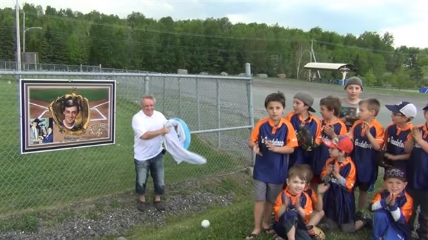 Normand DeLessard présente la plaque hommage à l'ancien joueur de fastball Réal Billy Litowski