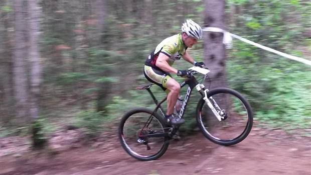 Les cyclistes du Club vélo Savard de Sainte-Marie remportent deux médailles à Valcartier