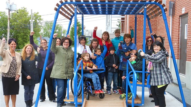 Une balançoire accessible aux fauteuils roulants à l’école l’Aquarelle de Saint-Georges