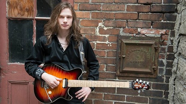 Le guitariste Jacob Deraps reçoit une offre de contrat de disque d'une division mondiale d'Universal