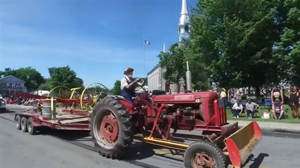 Normand DeLessard présente des images de la parade de la Fête nationale à Saint-Éphrem