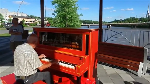 Normand DeLessard présente l'inauguration du piano urbain à Saint-Georges