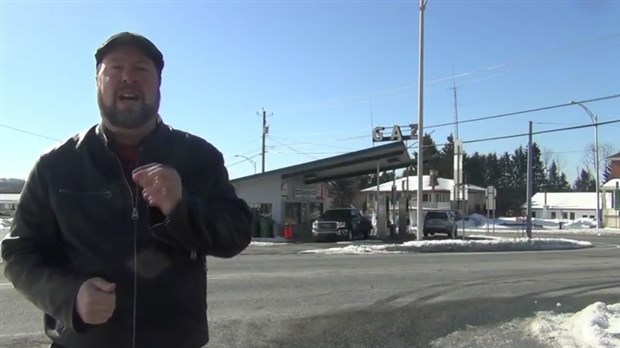 Normand DeLessard présente les dernières images du Gaz Bar 4 chemins de Saint-Prosper