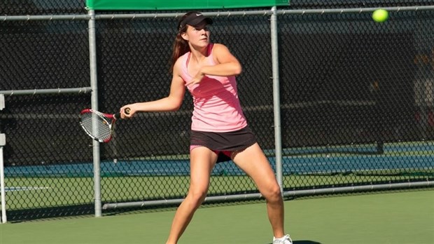 La joueuse de tennis AlexiAnn Drouin se démarque au Championnat québécois des 18 ans