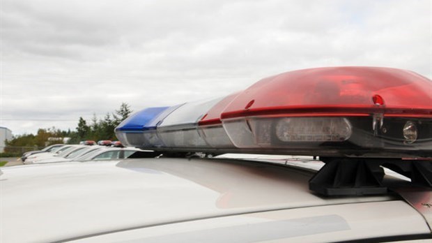 Un camionneur accroche des fils électriques à Saint-Prosper et poursuit sa route