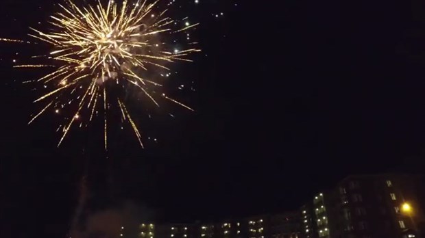 Normand DeLessard présente les feux d'artifice au Manoir du Quartier