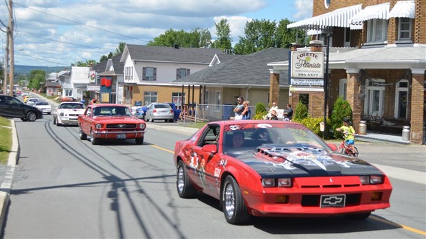 Environ 50 véhicules participent à la parade de voitures antiques de Nashville en Beauce