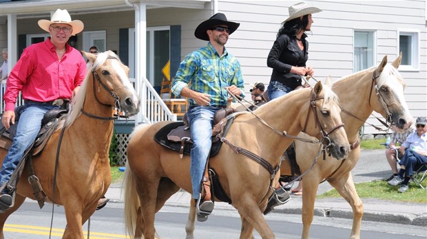 Images de la Grande parade de la 38e édition des Festivités western de Saint-Victor