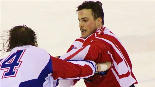 Maxime Vachon signe avec l'Assurancia de Thetford Mines