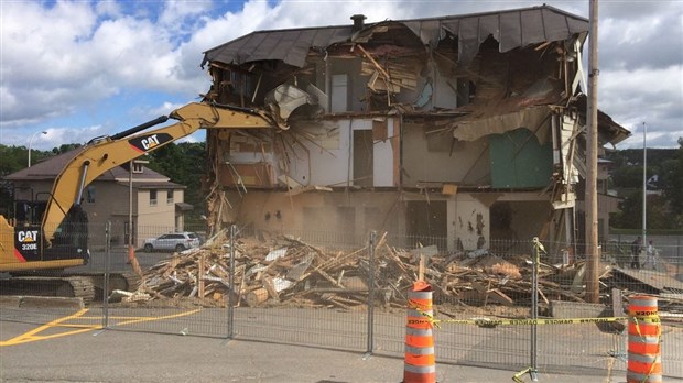 Démolition du bâtiment voisin de la Clinique médicale Chaudière à Saint-Georges