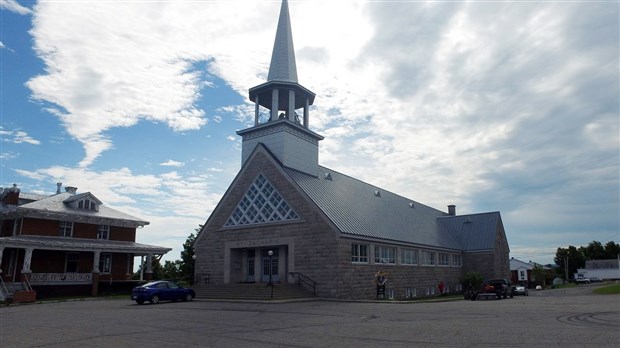 Normand DeLessard présente des images du clocher de l’église de Saint-Zacharie