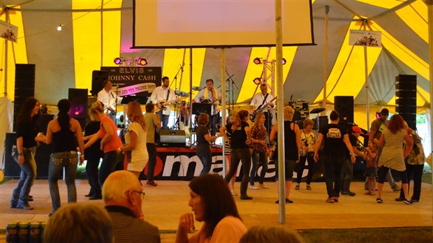 Fête au Vieux Pont : Folsom Boys fait danser les festivaliers sur des airs de Johnny Cash