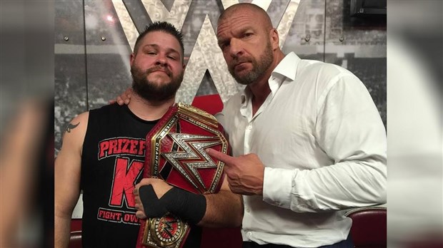 Des lutteurs beaucerons saluent la conquête du Championnat universel de la WWE par Kevin Owens