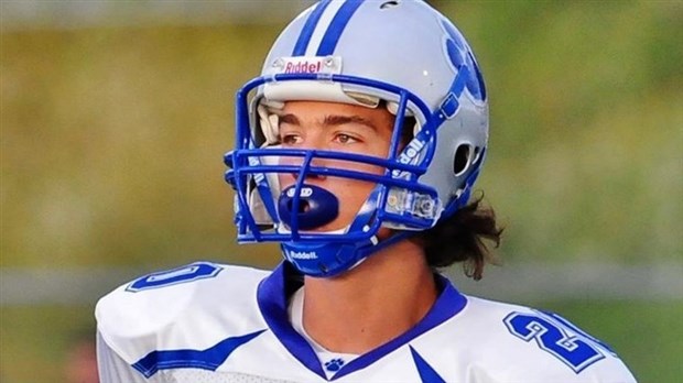 Le footballeur Adam Auclair reçoit une bourse étudiant-athlète de la part de Cominar