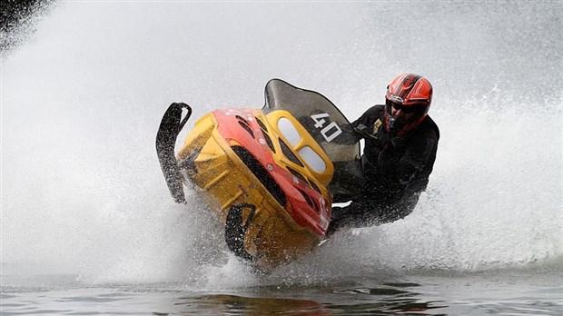 Michaël Rodrigue s'illustre à Frampton lors du Championnat provincial de motoneige sur l'eau
