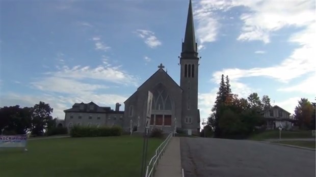 Normand DeLessard présente plusieurs des religions présentes à Saint-Georges