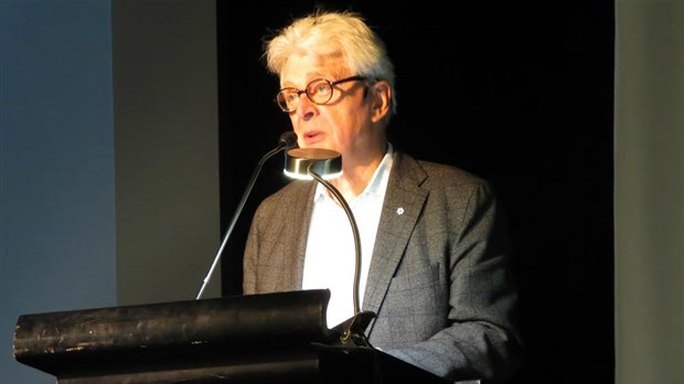 Simon Durivage parle du pouvoir de la communication devant un auditoire de gens d'affaires