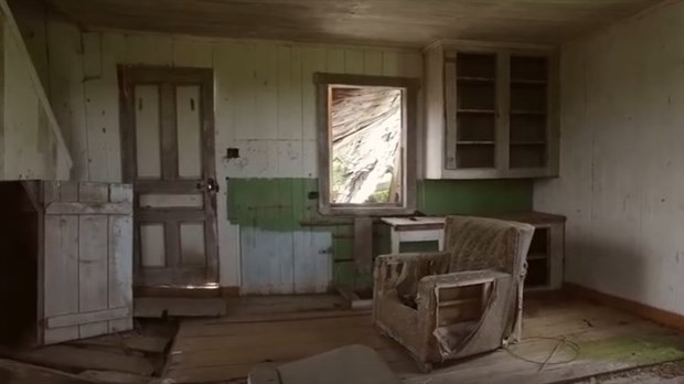 Normand DeLessard présente une petite maison centenaire qui est abandonnée