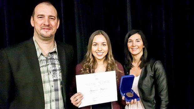 Avec 93,64 % de moyenne, Arianne Arguin reçoit la médaille du Gouverneur général de la Polyvalente Bélanger