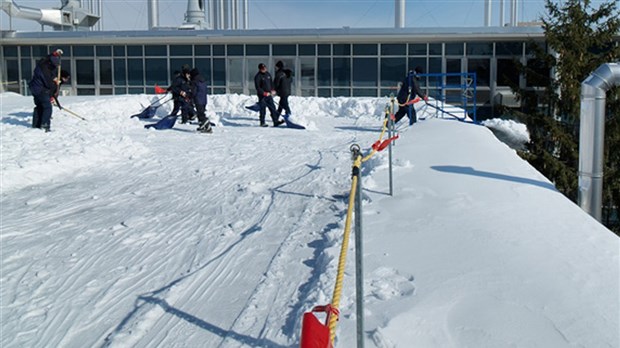 La CNESST prodigue ses conseils pour éviter les chutes lors du déneigement d'un toit