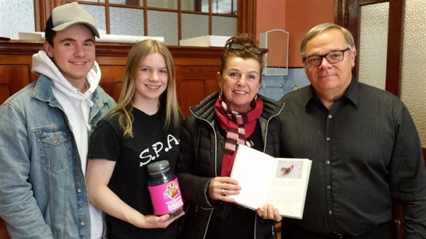 Victoria Bernard et l'EJM remettent un montant de 1060 $ à la SPA Beauce-Etchemin