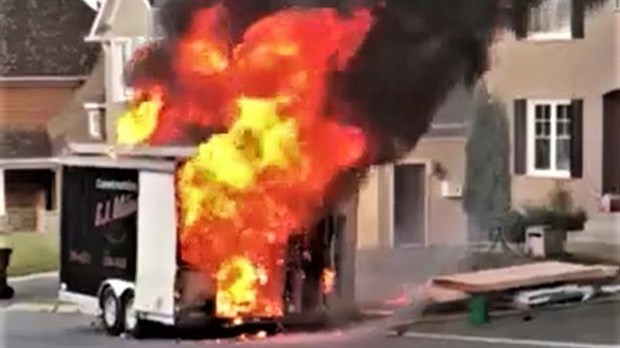 Une remorque de Construction E.J. Bilodeau prend feu à St-Georges