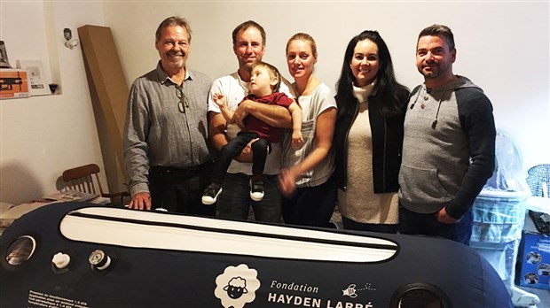 André Spénard rencontre la première famille à bénéficier de la chambre hyperbare