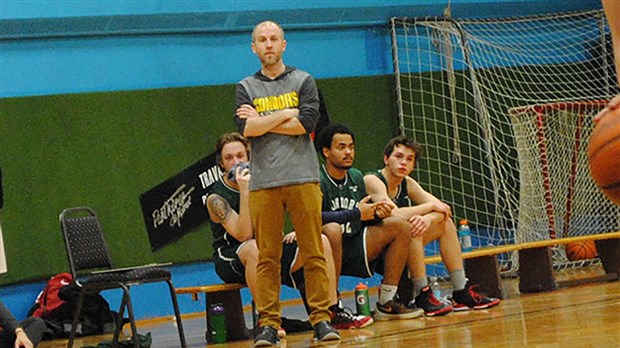 La formation de basketball des Condors commence la saison avec une défaite