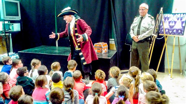 Tournée de la police dans les écoles en prévision de l'Halloween 