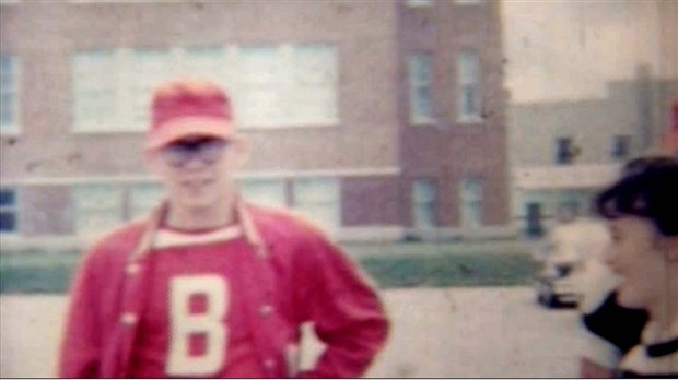 Normand DeLessard présente une partie de softball de 1960