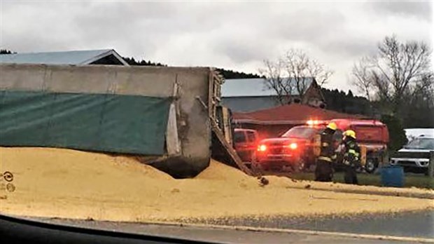 EN BREF | Déversement d'un camion transportant du grain à Beauceville